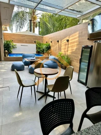 Imagem Casa de Luxo no Condomínio Vila das Magnólias: 4 quartos, 3 suítes, 2 salas, 2 vagas na Jardim Prudência, SP. Aproveite!