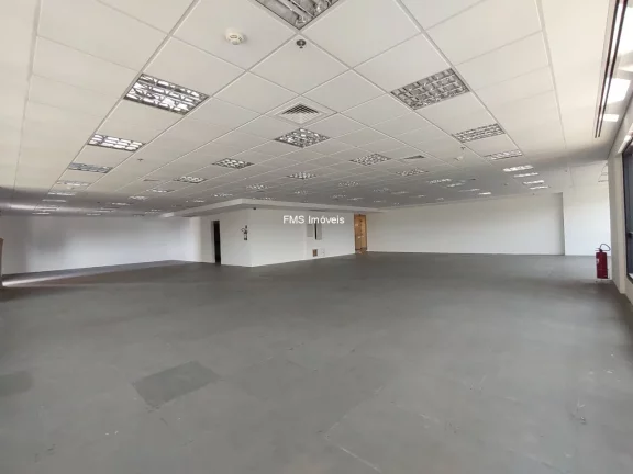 Imagem Conjunto comercial com 1.354m² para locação em Alphaville.