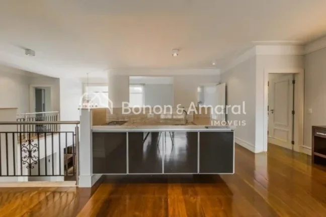 Imagem Sobrado amplo e luxuoso, com área construída de 835 m².

A residência possui no piso superior 4 ...