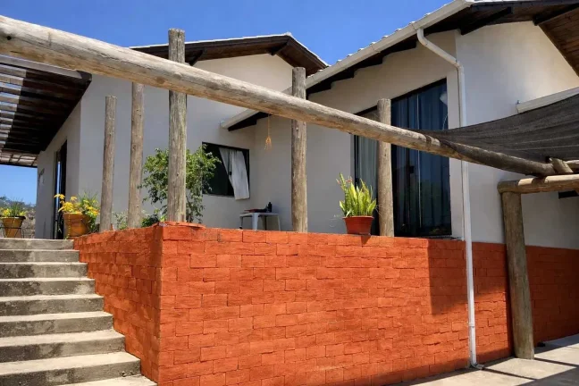 Imagem Casa com 2 dormitórios sendo 2 suítes e 1 vaga de garagem em Governador Celso Ramos/SC