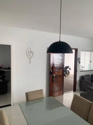 Imagem Casa à venda no bairro Luzia - 3/4 com suíte, posição Norte, 180m² e 1 vaga de garagem
