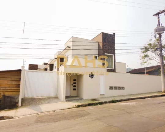 Apresentamos um sobrado geminado localizado em um condomínio fechado, em uma rua tranquila no bairr...