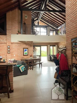 Imagem Casa rústica em condomínio fechado no Sambaqui
