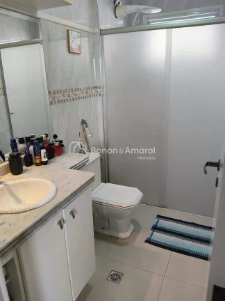 Imagem Aconchegante apartamento com excelente projeto de iluminação e rico em armários. O living para do...