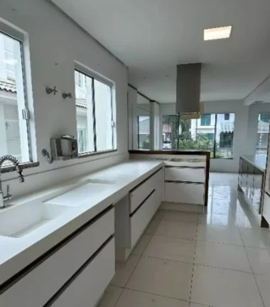 Imagem Casa de Alto Padrão em Jurerê Internacional a Poucos Minutos da Praia