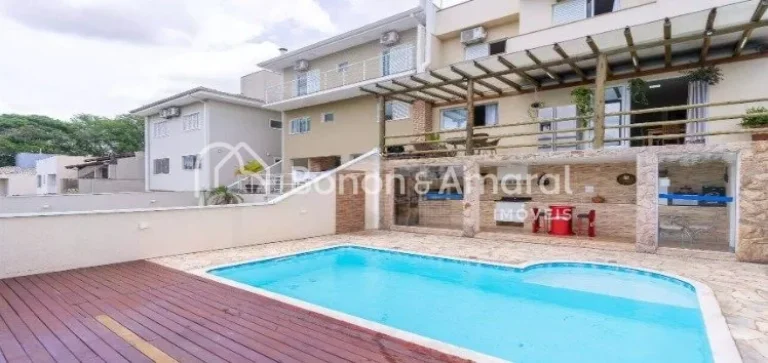 Imagem Esta charmosa casa está disponível para venda em um condomínio tranquilo na cidade de Valinhos. E...