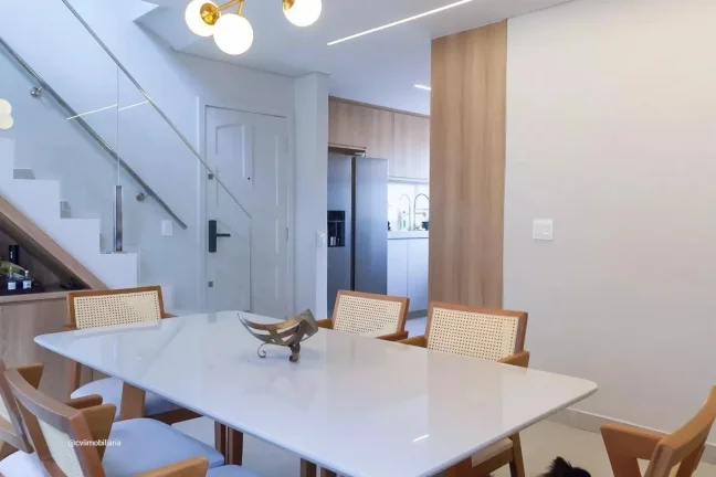 Imagem Cobertura mobiliada com 184m² localizada no bairro Ana Lúcia, ideal para quem busca espaço, sofis...