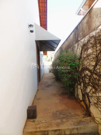 Imagem Térrea, com mezanino, quintal, bem localizada em um bolsão de segurança.
Fácil acesso para Unica...