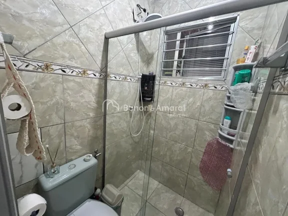 Imagem Casa em rua tranquila, recentemente pintada, com garagem para até 5 carros. Possui sala de estar, s...