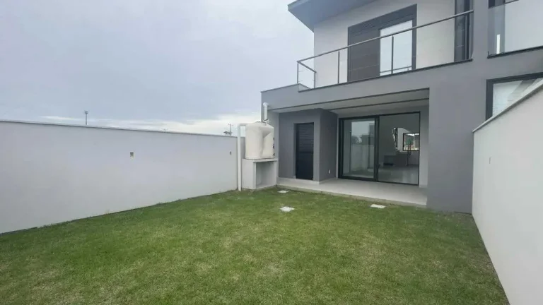 Imagem Casa com 3 dormitórios sendo 1 suíte e 2 vagas garagem - Campeche | Florianópolis/SC