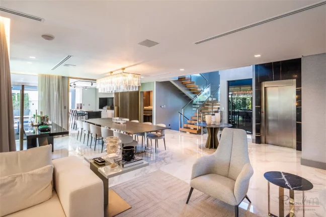 Imagem Magnífica casa em Jurerê Internacional a apenas 100m do mar. Casa localizada em exelente terreno d...