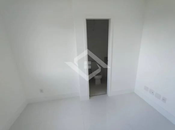 Imagem Apartamento de 4 Quartos na Barra da Tijuca perto do Posto 6 com 147 m²