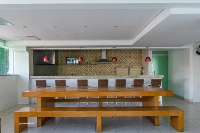 Imagem Este espaçoso apartamento de 167 metros quadrados oferece uma experiência de vida confortável e m...