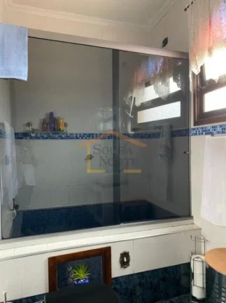 Imagem Casa térrea com 230m² de aréa util, dispõe de 3 dormitórios, sendo 1 suite com hidro, todos com...