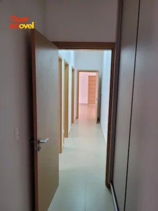 Imagem Casa em Condomínio no Alto do Vale: 3 quartos, 1 suíte, 2 salas, 2 banheiros, 4 vagas de garagem - 156m². Condomínio Pereira Alvim. Quer Imóvel Negócios Imobiliários.