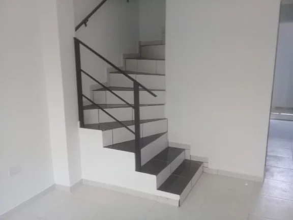 Imagem Sobrado em Condomínio para Locação em Praia Grande-SP, no Balneário Esmeralda: 2 quartos, 1 banheiro, 1 vaga, 60m².