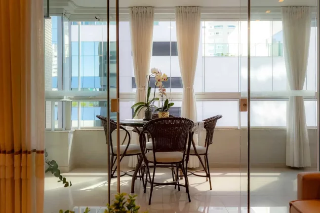 Imagem Apartamento com 2 demi suítes e 1 suíte, 2 vagas de garagem no Centro de Balneário Camboriú