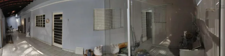 Imagem casa a venda com dois pontos comerciais no fundo