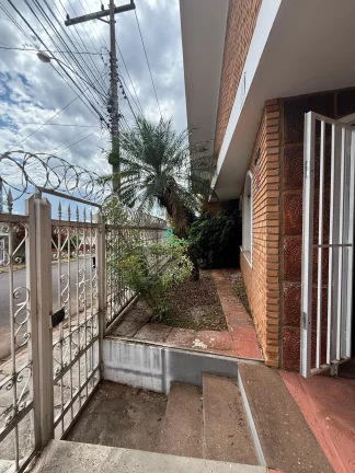 Imagem Imóvel à venda em Franca-SP: Casa na Vila França com 3 quartos, 1 suíte, 2 salas, 3 banheiros, 2 vagas de garagem e 200 m² de área.
