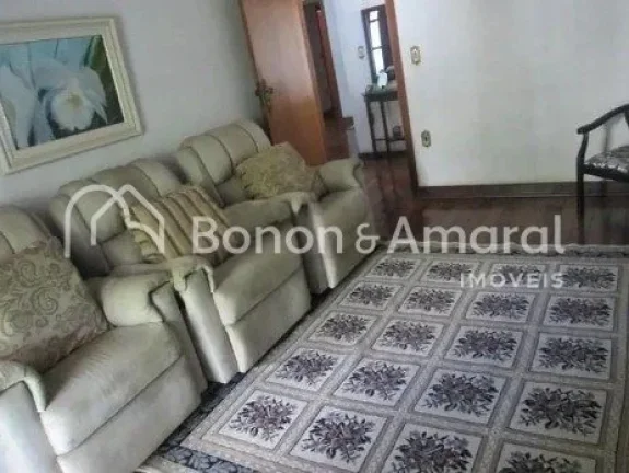 Imagem Residência espaçosa e elegante, com fácil acesso às principais avenidas da RMC e completa infrae...