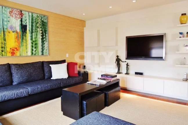 Imagem Apartamento de 346m² com ambientes amplos, e agradável varanda. Reformado com luxo e requinte. Sã...