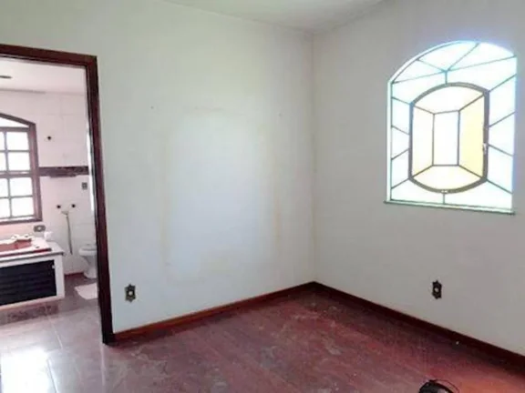 Imagem  CASA 3 QUARTOS C/ 278M² - VILA VALQUEIRE - RJ  Área(s): 282 m² de área terreno, 278 m² de área construída LEILÃO ÚNICO 12/01/2026 - VALOR INICIAL DE VENDA: R$ 483.000,00