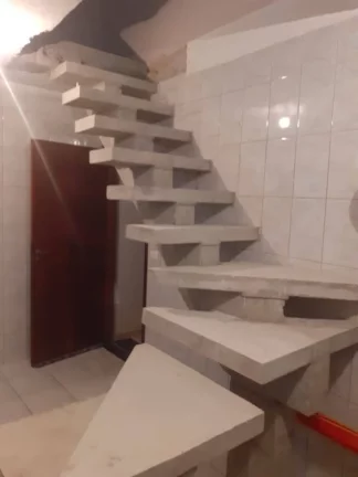 Imagem Sobrado Grande com 235 m² 3 Dormitórios e 2 vagas de Gargens