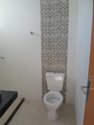 Imagem Casa Linear composta por: 2 quartos, sendo 01 suite, Sala de estar e jantar, Banheiro Social, Cozinha Americana, área de serviço, vaga de garagem; ár