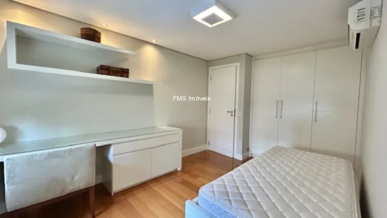 Imagem Imperdível oportunidade: Apartamento de luxo com 3 quartos e 3 suítes em Moema, São Paulo - 210m² e 3 vagas de garagem!