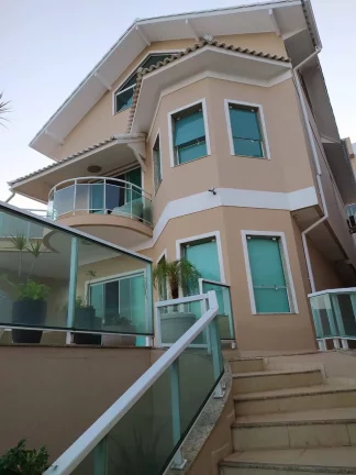 Casa alto padrão a venda no condomínio vale dos Cristais Macaé RJ.