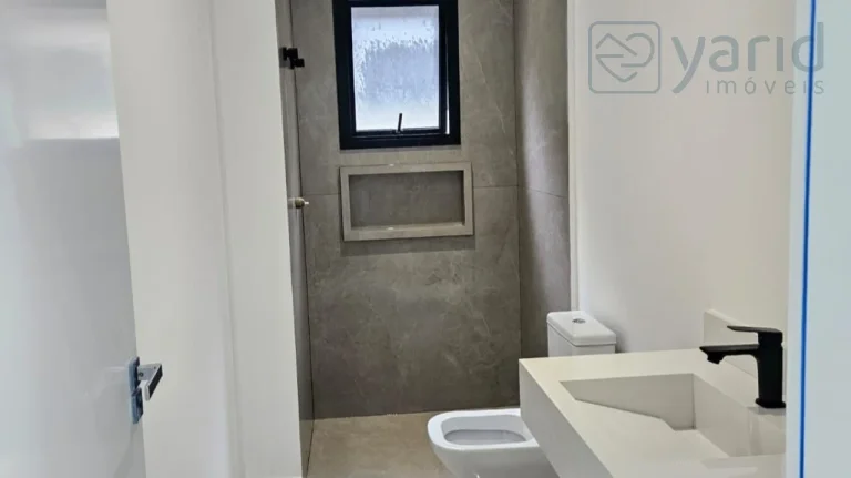 Imagem Imperdível! Sobrado de alto padrão em condomínio luxuoso no Ibi Aram 2, com 3 suítes, 4 vagas e 195m². Confira já!