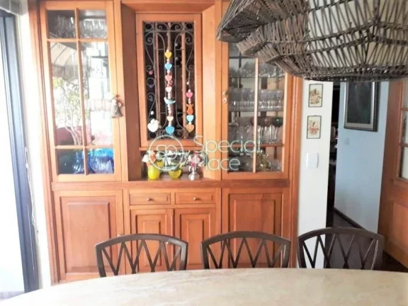 Imagem Apartamento Duplex Primeiro Piso - Amplo living com lareira e terraço, sala de jantar, sala de tv, ...