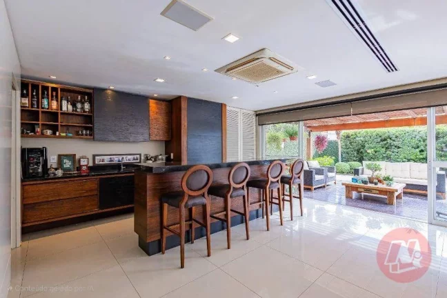 Imagem Casa de 310 m² com e suítes, 6 banheiros, 4 vagas, piscina e infraestrutura.
