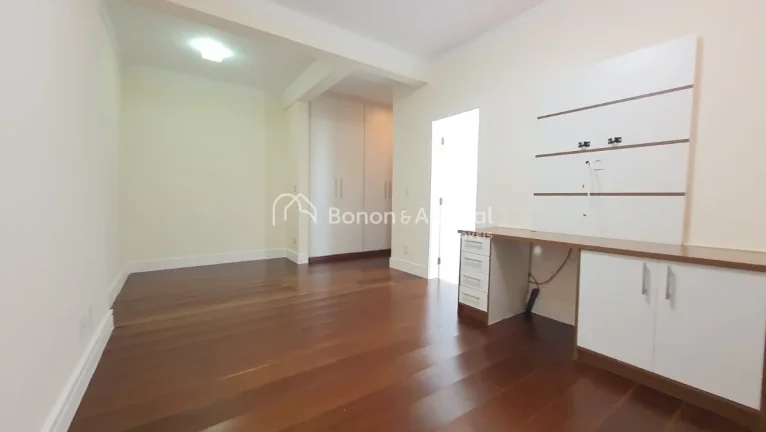 Imagem Venha desvendar os encantos deste esplêndido sobrado, localizado no prestigiado bairro Gramado, ond...