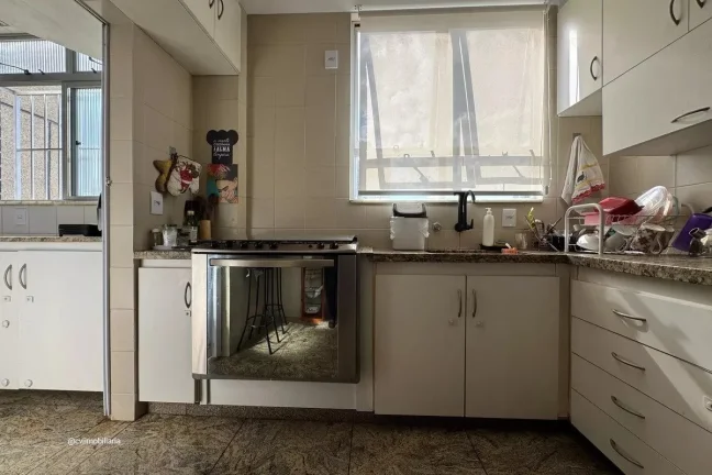 Imagem Este espaçoso apartamento oferece o conforto e a conveniência que você procura. Com um total de t...