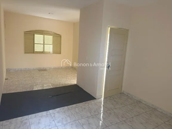 Imagem Casa para locação no bairro Taquaral em Campinas/SP. Na parte superior, living para 2 ambientes, 3...