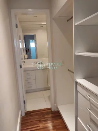 Imagem Excelente apartamento, com 240m² bem distribuídos, amplo living com varanda em L, lareira e uma vi...