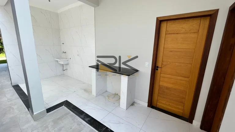 Imagem CASA EM CONDOMINIO FECHADO COM 4 DORMITÓRIOS SENDO 4 SUÍTES,2 VAGAS DE GARAGEM,VARANDA GOURMET COM CHURRASQUEIRA E PISCINA.