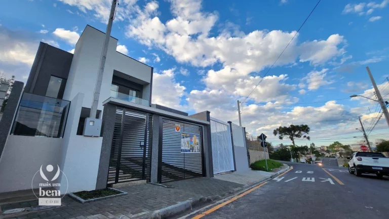 Imagem Maravilhoso sobrado com 3 quartos sendo 1 suíte com sacada, 2 vagas de garagem à venda - Tingui - Curitiba/PR