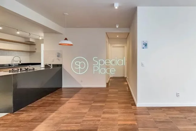 Imagem Apto com 129,23m² no Itaim Bibi Sala ampla para 2 ambientes com cozinha integrada e armários plane...