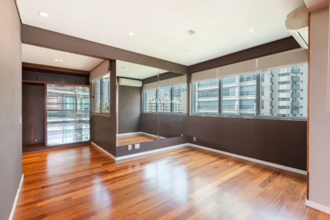 Imagem Imperdível apartamento à venda em Moema, São Paulo-SP: 3 quartos, 3 suítes, 2 salas, 4 vagas de garagem e 225m² de área!