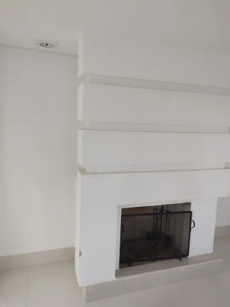 Imagem Excelente Duplex, com 4 dormitórios, sendo 2 suítes, 5 banheiros, 3 vagas de garagem, 3 salas, closet, piscina coberta