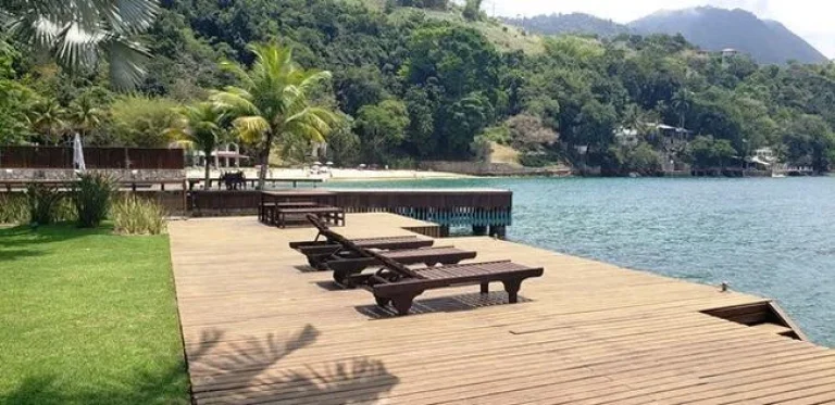 Imagem Área de Terras 113.554m² e BENFEITORIAS, na Praia de Caetés, Angra dos Reis - RJ Projeto do arquiteto Vicente Giffoni, para construção de Empreendimento com pousada (12 suítes) e Bangalôs (30 unidades).LANCE R$ 30.000.000,00