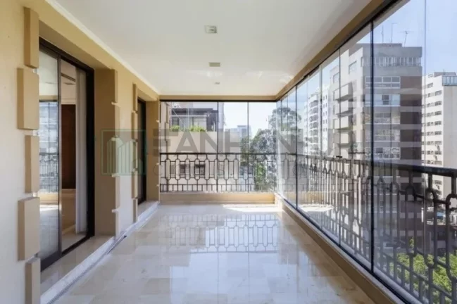 Imagem Com uma área privativa de 315m2, este apartamento luxuoso conta com um espaçoso living para três ambientes, sala de jantar e sala de almoço, além de u