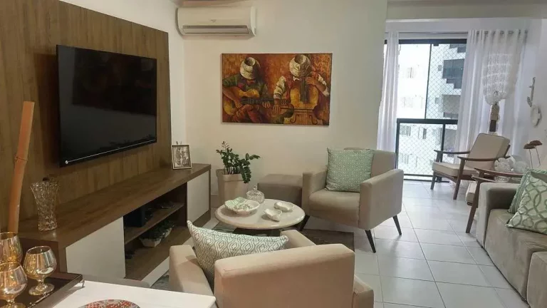 Imagem Apartamento mobiliado com 2 dormitórios sendo 1 suíte com sacada e 1 vaga de garagem