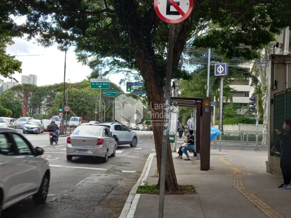 Imagem SALA À VENDA, COM 37M² 2 SALAS + RECEPÇÃO, 2 BANHEIROS, COM SACADA E VISTA DO NONO ANDAR, COM 1 VAGA EM FRENTE A ESTAÇÃO PARAISO DO METRÔ - VILA MARIANA