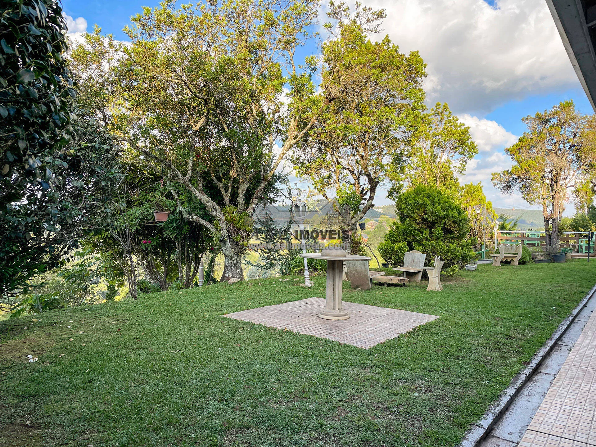 Imagem Casa à venda em Campos do Jordão - Com vista panorâmica e lareira