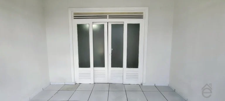 Imagem Casa à venda de esquina na Ponta Grossa, 3/4, sala ampla, garagem e DCE, 323m2