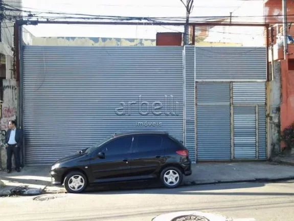 Imagem Galpão com escritórios com área total de 406 metros quadrados. O piso térreo está o galpão que...