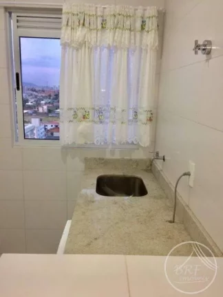 Imagem Vendo apartamento em Bairro Arreias São José SC, de três dormitórios, suíte, duas vagas livres, cozinha e área de serviço mobiliados.